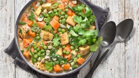 Riz complet express au curry et légumes verts rapide : découvrez