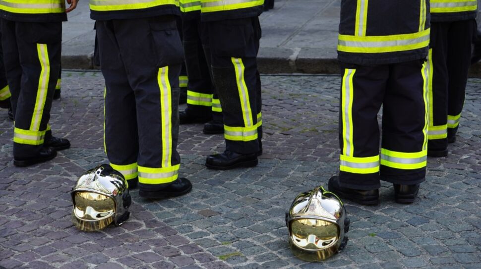 Explosion de gaz à Paris : les people rendent hommage aux deux pompiers décédés