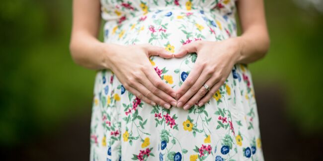 Grossesse : Pourquoi Le Bébé Donne-T-Il Des Coups De Pieds Dans Le Ventre ?  : Femme Actuelle Le Mag