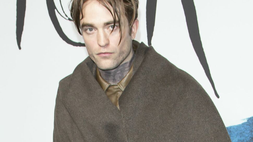 Le look étrange de Robert Pattinson au défilé Dior à Paris