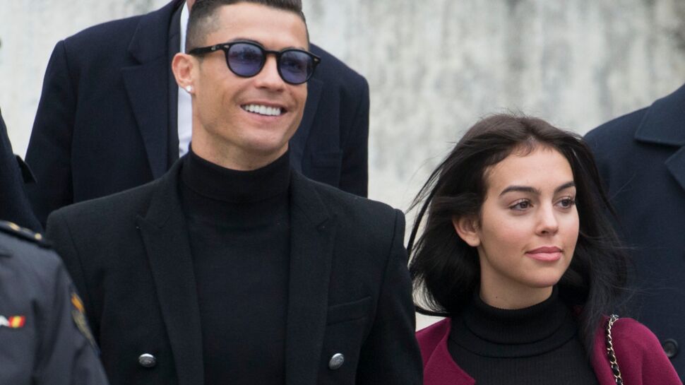 Photo - Cristiano Ronaldo : condamné pour fraude fiscale, le footballeur sort du tribunal avec un grand sourire au bras de sa petite amie Georgina Rodríguez