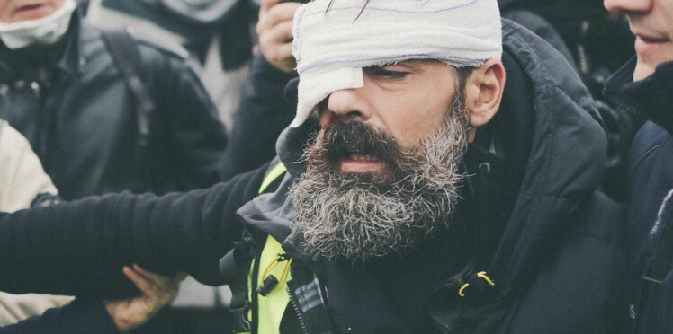 Gilet Jaune Son Mari Manifeste Tout Seul à Pau Le Fou