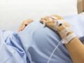 Une femme enceinte raconte comment son bébé a été opéré dans son utérus