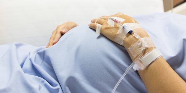 Une femme enceinte raconte comment son bébé a été opéré dans son utérus