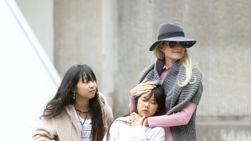 Photos Les Images Emouvantes De Joy Hallyday Endormie Sur La Tombe Johnny Hallyday Femme Actuelle Le Mag