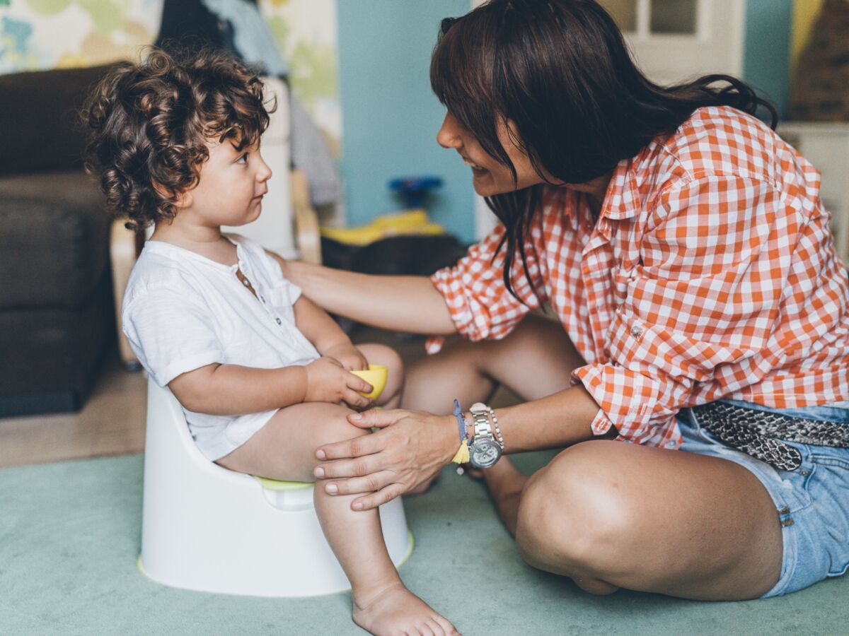 Comment savoir si mon enfant est prêt à aller sur le pot et comment l'aider  ? : Femme Actuelle Le MAG