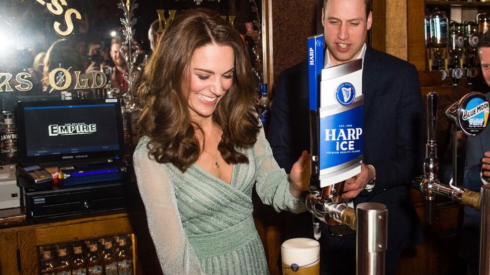 Vidéo - Kate Middleton s'éclate à Belfast et sert des bières avec le Prince William