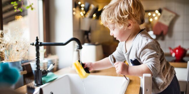 Tâches ménagères : que peut-on demander à son enfant en fonction de son âge pour le responsabiliser ?