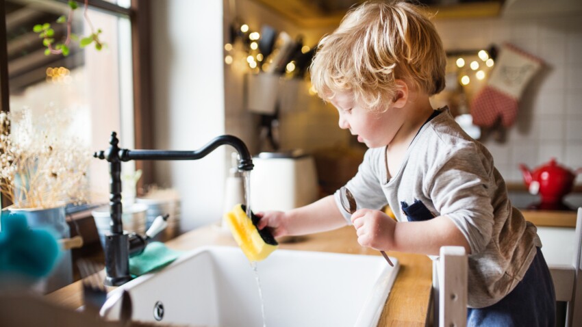 Tâches ménagères : que peut-on demander à son enfant en fonction de son âge pour le responsabiliser ?