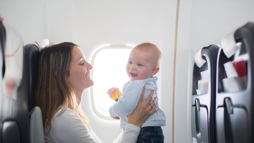 Le geste drôle et touchant d’une maman pour anticiper les pleurs de son bébé dans l'avion