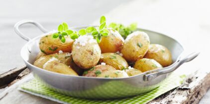L’astuce géniale pour éplucher les pommes de terre en 2 L’astuce géniale pour éplucher les pommes de terre en 2