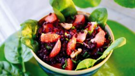 Salade de riz noir au concombre et tomates zébrées vertes de France