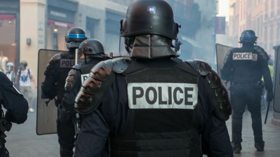 Violences à Paris : l'IGPN saisie après la récupération d'une vidéo d'un policier prenant des maillots du PSG