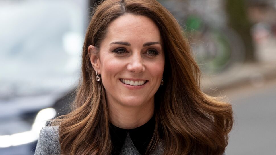 Kate Middleton : savez-vous pourquoi elle a toujours une pochette ou un sac à la main ? On a la réponse !