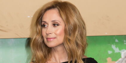 Lara Fabian crée le buzz : elle dévoile son soutien-gorge sous une robe transparente dans The Voice Québec (wow !)