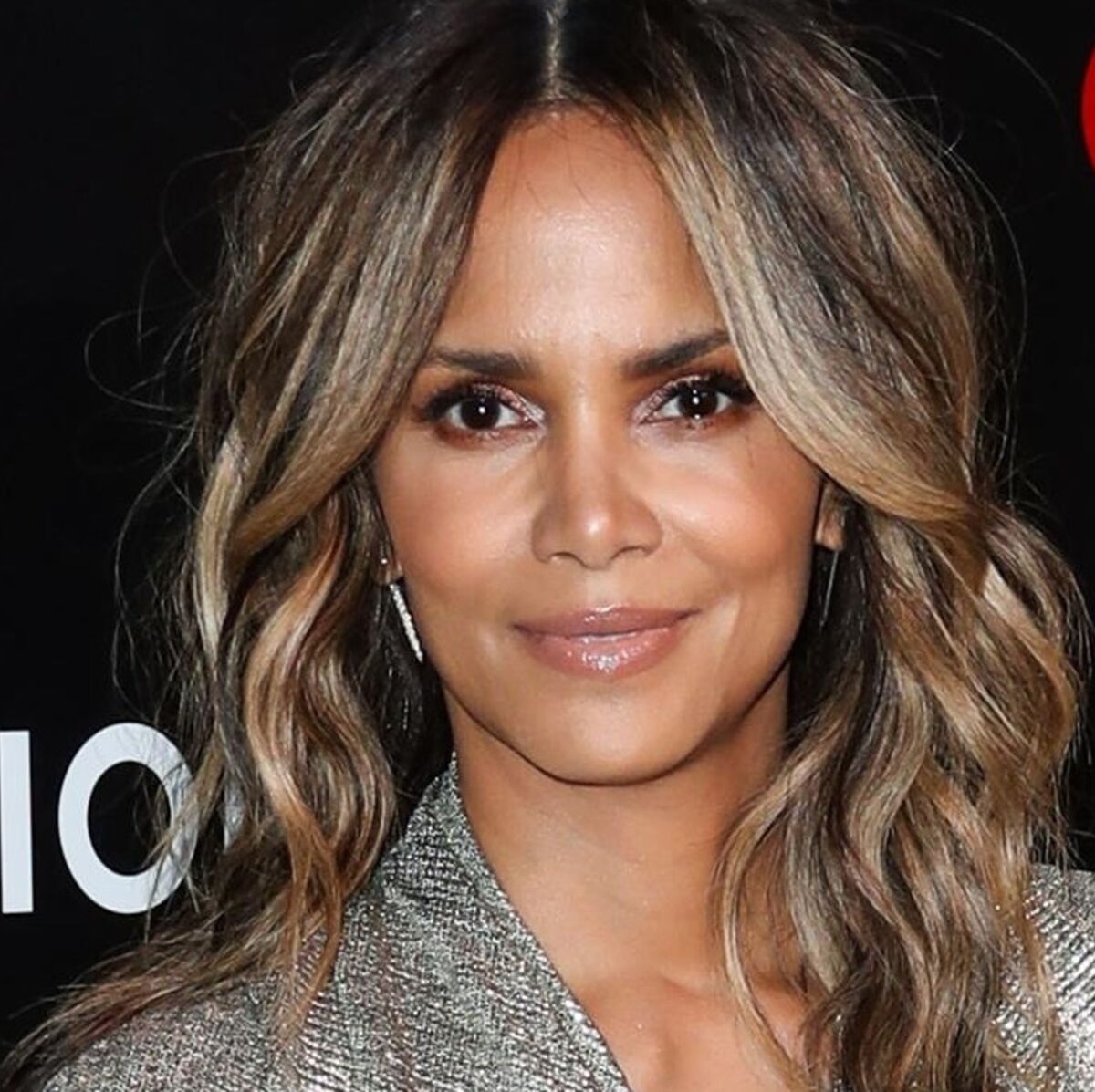 Halle Berry, à 52 ans, seins nus sous sa veste en jean : elle enflamme la  Toile (et dévoile un décolleté généreux !) : Femme Actuelle Le MAG