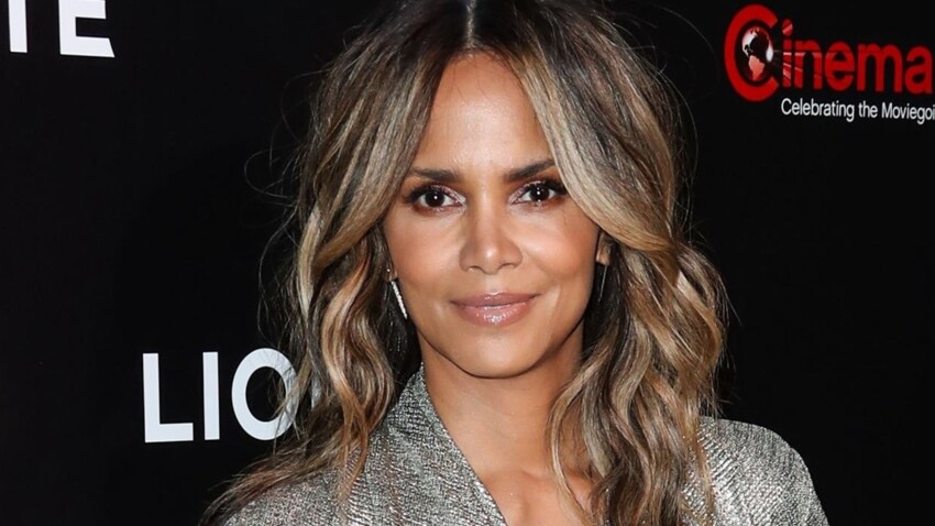 Halle Berry A 52 Ans Seins Nus Sous Sa Veste En Jean Elle Enflamme La Toile Et Devoile Un Decollete Genereux Femme Actuelle Le Mag