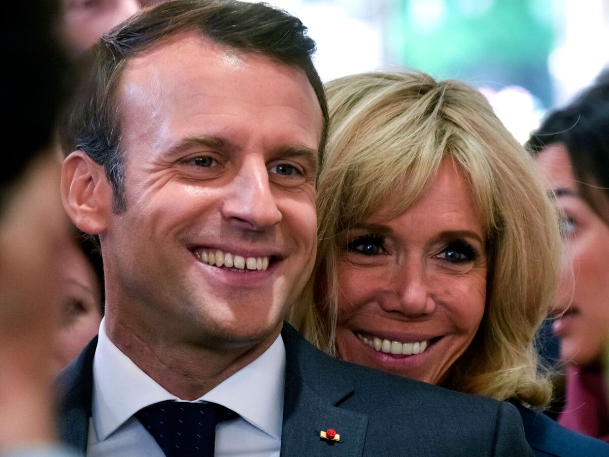 [LE TOPIC A LA CON] le dernier qui poste... poste - Page 20 Emmanuel-et-brigitte-macron-plus-complices-que-jamais-pour-feter-le-1er-mai