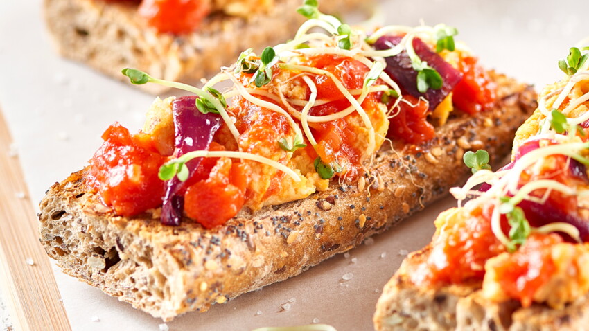 Bruschettas Aux Cereales œufs Brouilles Cremeux Et Tomates Pelees