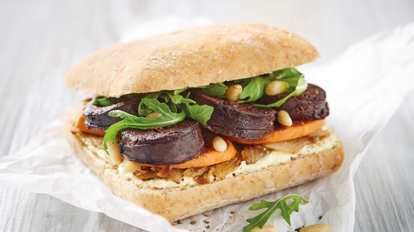 Burger De Boudin Noir Aux Oignons Et Patates Douces Grillees Decouvrez Les Recettes De Cuisine De Femme Actuelle Le Mag