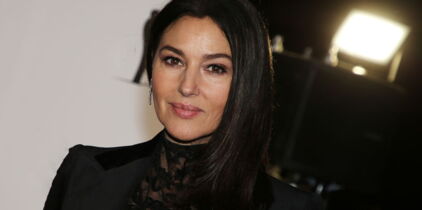 Monica Bellucci : robe rouge et décolleté plongeant, elle enflamme la Toile