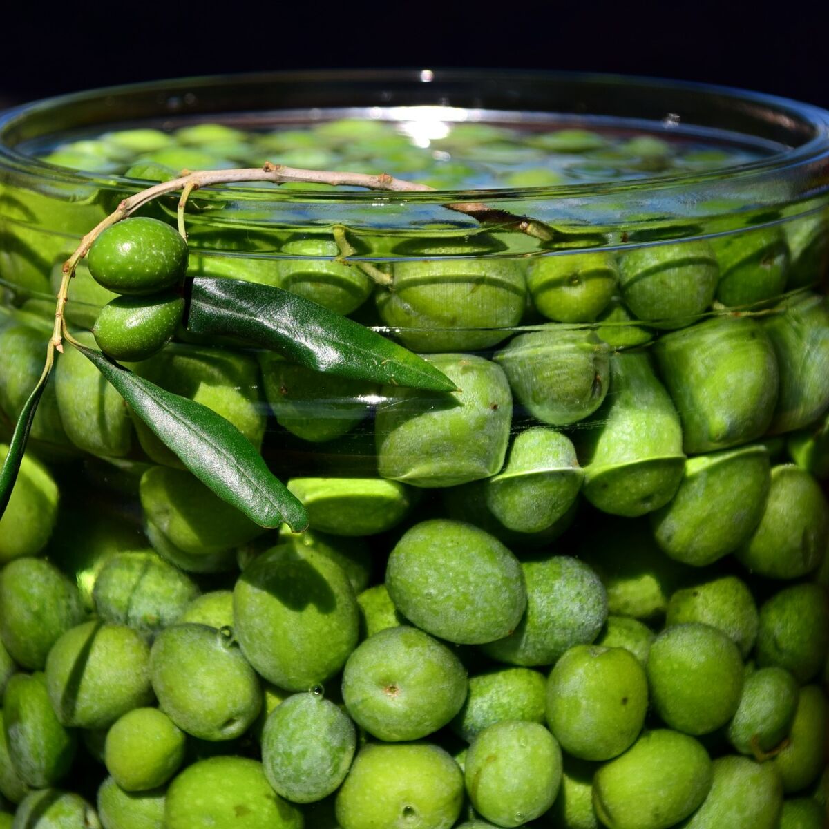 Olives vertes marinées aux herbes de Provence pour l'apéro