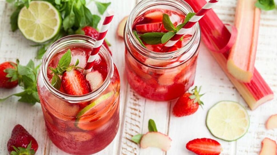 Cocktail rose à la fraise et à la rhubarbe