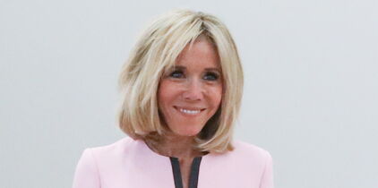 Photos - Brigitte Macron ose une robe courte et satinée, et surprend l’assemblée !