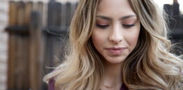 Cheveux thé au lait, la nouvelle coloration qui fait fureur
