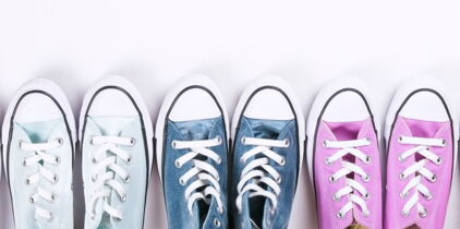 Baskets en toile indispensables : 5 façons de les porter tout au long de l'année