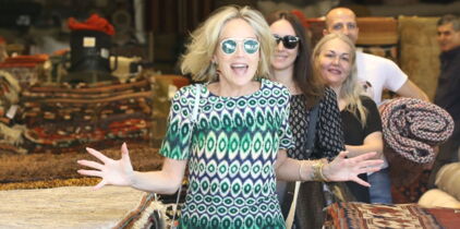 Photos – Sharon Stone, 61 ans : elle s’éclate en mini robe et frôle l’accident de culotte !