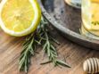 Digestion, brûlures, piqûres : 13 remèdes ultra-efficaces pour se soigner grâce au citron