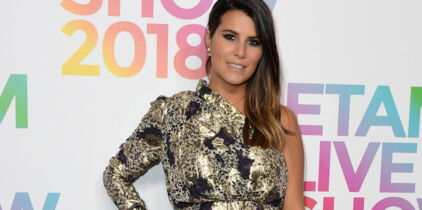 Photo - Karine Ferri pose dans un maillot de bain ultra décolleté : plus sexy, y’a pas !
