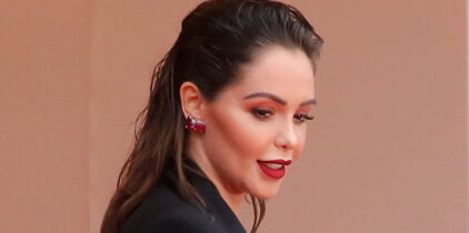 Nabilla entièrement nue en haut : un superbe cliché où elle cache sa poitrine et dévoile son baby bump à 6 mois de grossesse