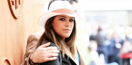 Karine Ferri : craquante et ultra bronzée dans une petite robe blanche ajourée