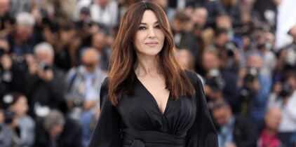 Photo – Monica Bellucci, plus sexy que jamais dans un body en soie décolleté (mais vraiment très, très décolleté !)