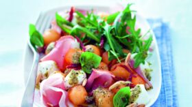 Salade croquante de fèves aux lardons fumés rapide : découvrez les recettes  de cuisine de Femme Actuelle Le MAG
