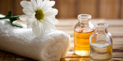Beauté : 5 huiles essentielles indispensables à toujours avoir chez soi
