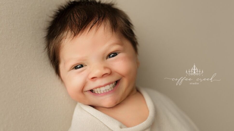 Cette photographe s’amuse à ajouter des sourires sur les visages des bébés