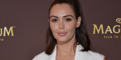 Photo – Nabilla enceinte : elle enfile des bottes en plein été (mais comment fait-elle ?)