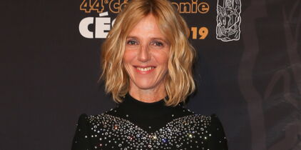 Photos - Sandrine Kiberlain, renversante de beauté à 51 ans, en culotte et top noir qui brille !