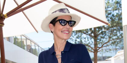 Robe noire, tongs et chapeau de paille : ce look d’été trop classe de Cristina Cordula !