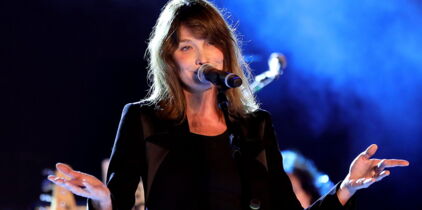 Carla Bruni publie une photo d'elle entièrement nue dans une cabane