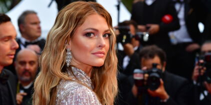 Caroline Receveur sexy : elle assume ses marques de bronzage dans un maillot de bain à l’imprimé tendance (et si on faisait comme elle ?)