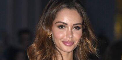 Nabilla enceinte enfile une robe ultra glamour et mise tout sur son décolleté ravageur !