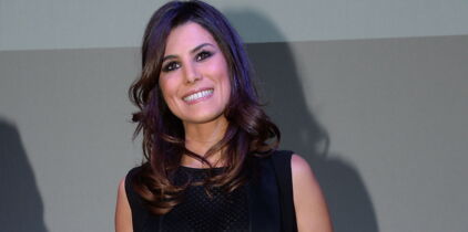 Bouée licorne et bikini rose : Karine Ferri s’éclate dans une piscine !
