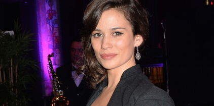 Photo - Cheveux mouillés et maillot ultra sexy : Lucie Lucas (Clem) se prend pour James Bond Girl à la plage (et elle est sublime !)