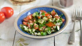 Salade de riz noir au concombre et tomates zébrées vertes de France