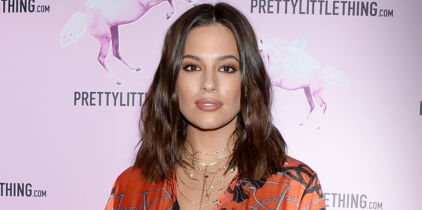 Le mannequin plus-size Ashley Graham annonce sa grossesse en robe ultra-moulante (et ça lui va bien!)