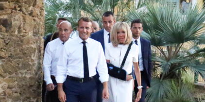 Brigitte Macron blessée au bras : a-t-elle vraiment chuté sur un bateau ?